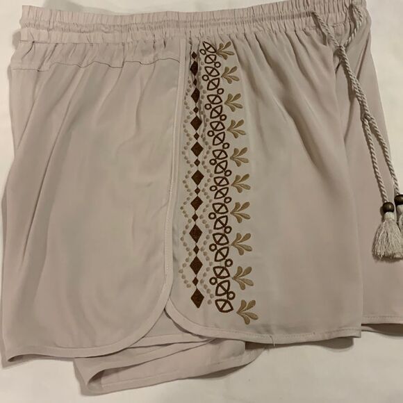 Sound/Style Size Large cream shorts with brown and tan embroidery down each… - Picture 3 of 13